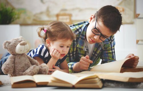 fratelli che studiano insieme