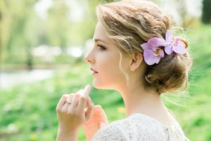 Splendidi accessori con i fiori per la sposa