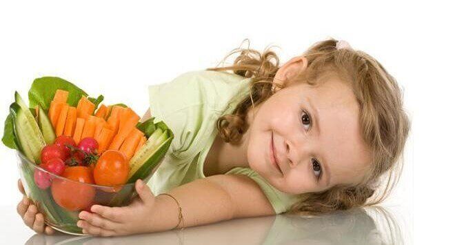 bambina tiene ciotola con alimenti che aiutano il sistema imunitario