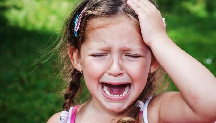 bambina piange per l'ansia