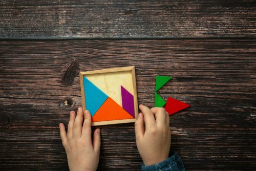 Bambino che fa gioco di logica.