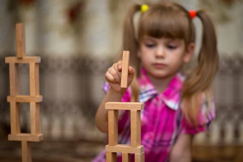 Bambina che gioca con le costruzioni