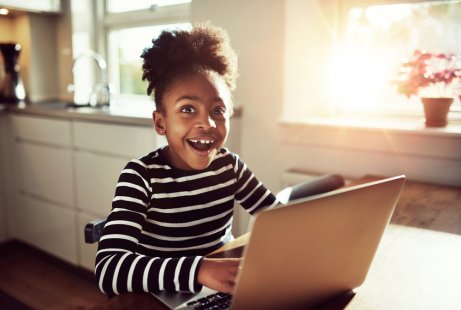 Bambina con computer