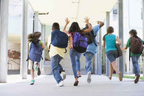 Ragazzi nel primo giorno di scuola superiore