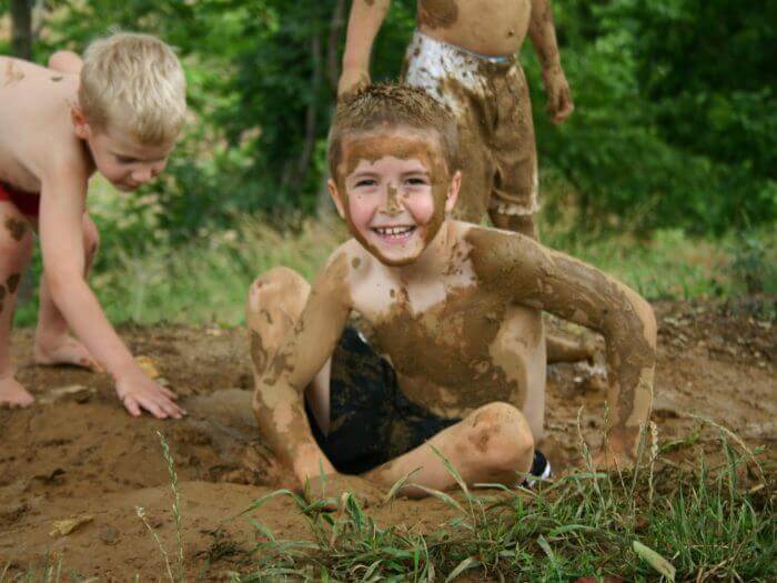 Sporcarsi nel fango aiuta a crescere sani