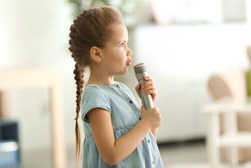 cantare sillabando le parole aiuta a sviluppare la consapevolezza fonologica