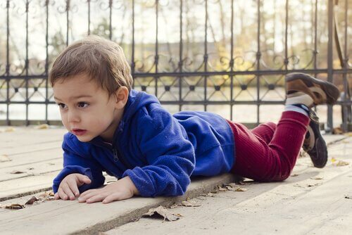 bambino inciampa e cade
