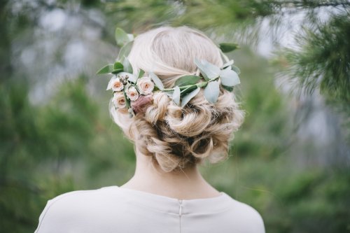 Corona di fiori nell'acconciatura da sposa