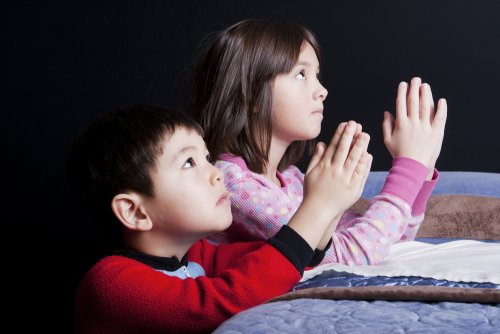 bambini pregano
