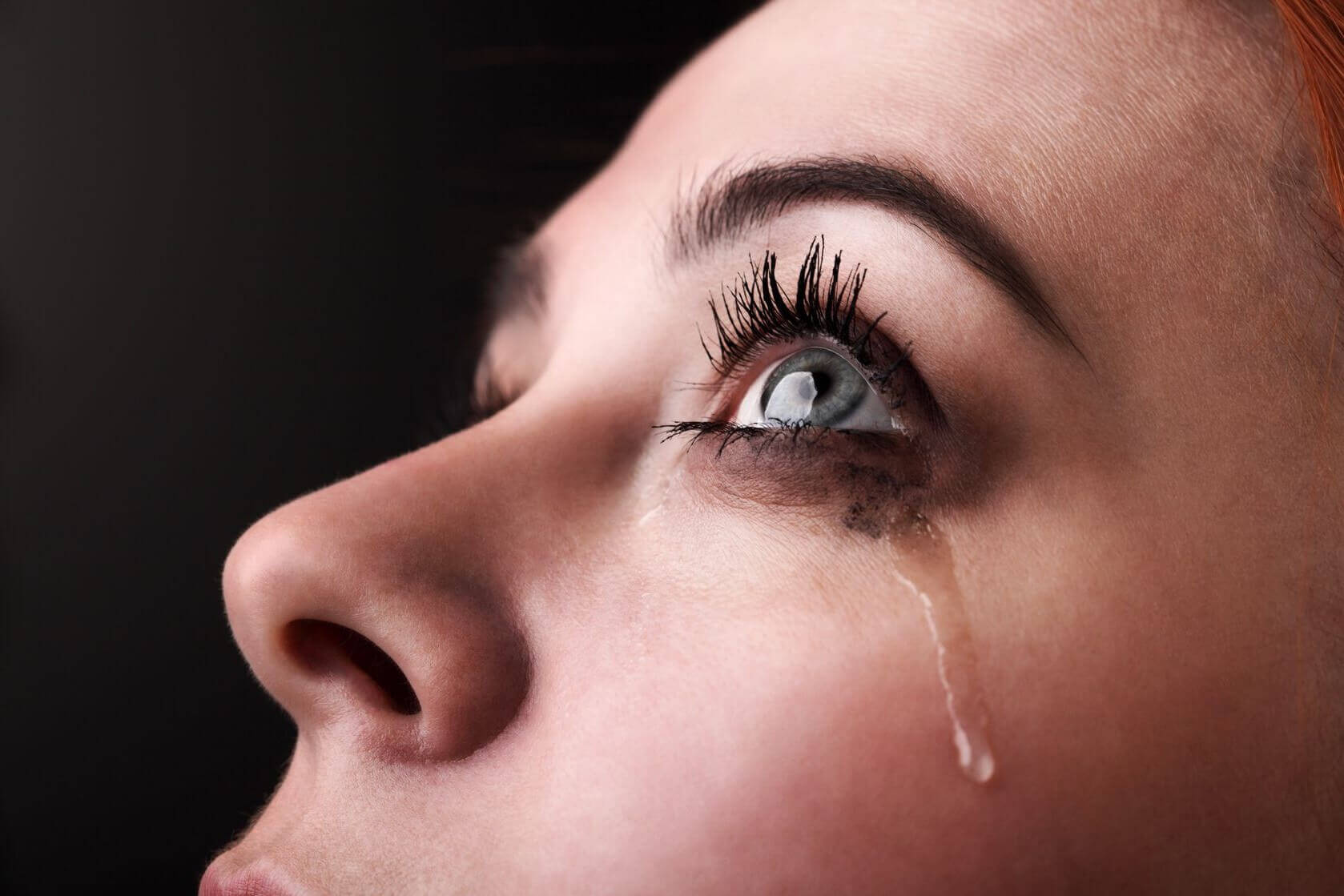 donna sofferente per aborto spontaneo