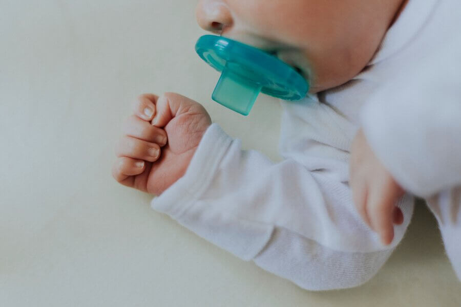 il fastidio del primo dente può essere ridotto dall'uso del ciuccio