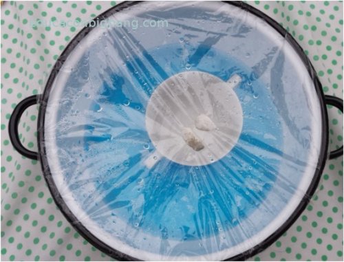 Risultato dell'esperimento per spiegare il ciclo dell'acqua ai bambini