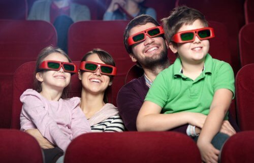 famiglia guarda un film 3D al cinema