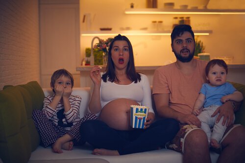 Famiglia che guarda un film