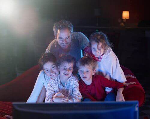 Famiglia davanti alla televisione