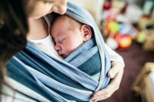 Portare il neonato in modo sicuro: ecco come fare