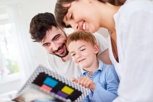 famiglia felice guarda un album di foto insieme