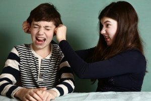 Come controllare la rivalità tra fratelli?