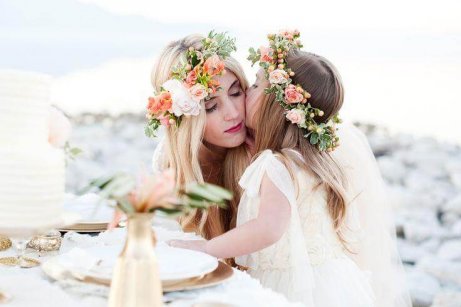 Madre e figlia con ghirlande di fiori