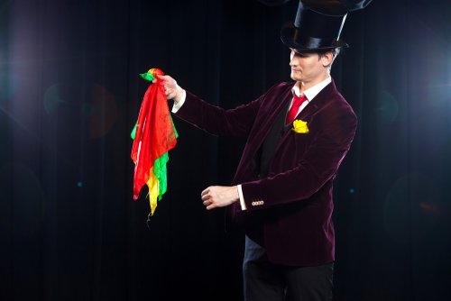 Mago che esegue trucchi di magia