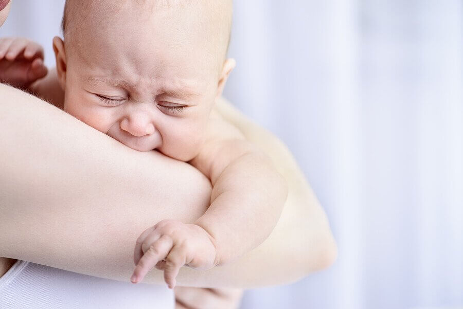 un fastidio alle gengive può essere l'indizio dell'uscita imminente del primo dente