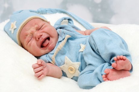 Neonato piange nella culla