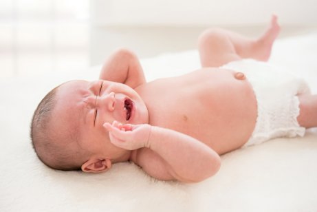 I neonati si svegliano piangendo per le coliche