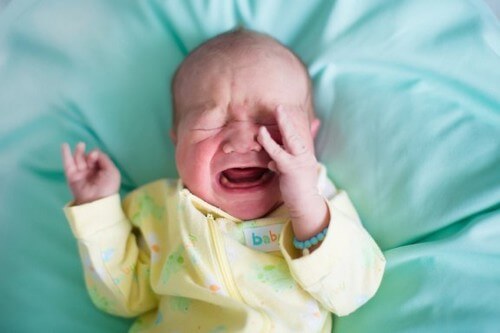 Perché i neonati si svegliano piangendo all'improvviso?