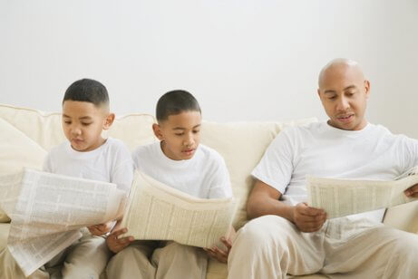 Padre usa la tecnica di modellamento con i figli