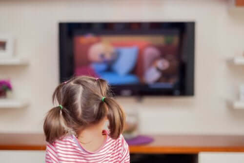 Bambina che guarda la televisione per molto tempo