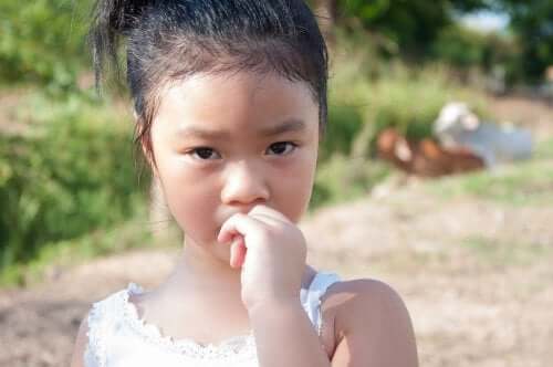 Come evitare che i bambini si mangino le unghie