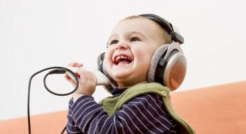 4 cose che si imparano dai bambini felici