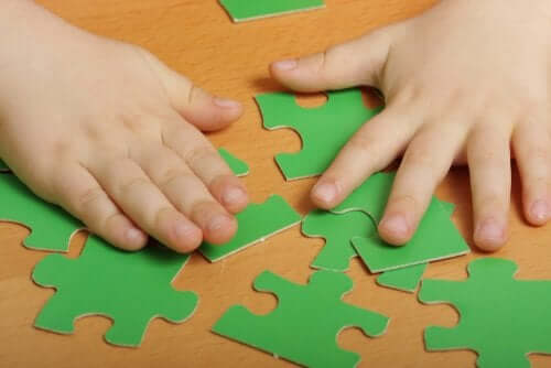 Bambino costruisce un puzzle