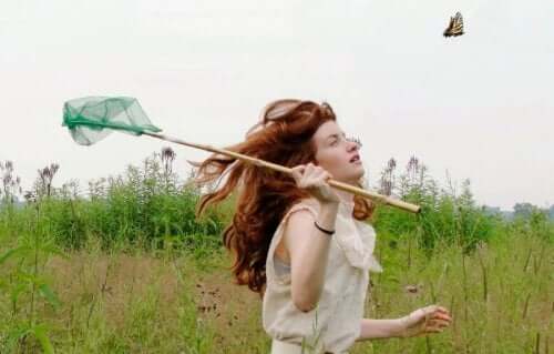 Bimba caccia farfalle con retino