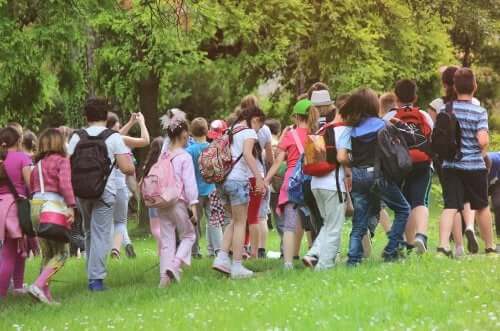 Bambini fanno escursione nella natura