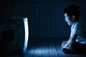 Troppa televisione fa male ai bambini, lo dice l'OMS