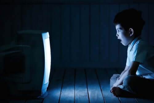 Troppa televisione fa male ai bambini, lo dice l’OMS