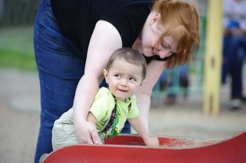 Bimbo gioca con sua mamma