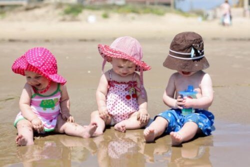 bimbe in spiaggia