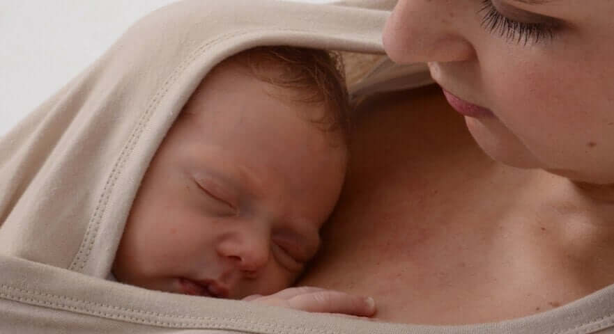 gli abbracci della madre sono una carezza per l'anima dei bebè prematuri