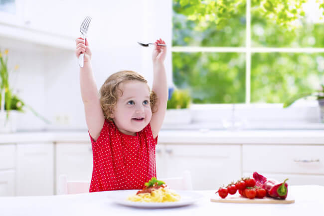 mangiare dal piatto degli adulti è una tentazione irresistibile