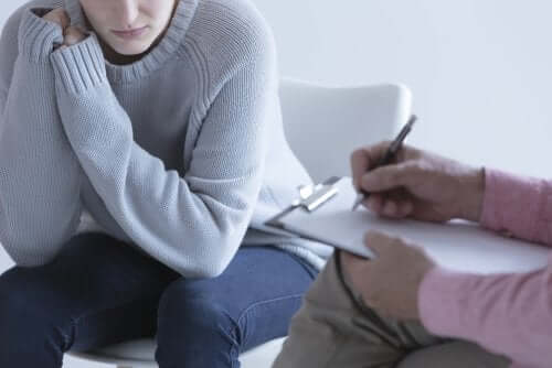 Donna dallo psicologo per portare avanti una gravidanza sicura dopo un aborto