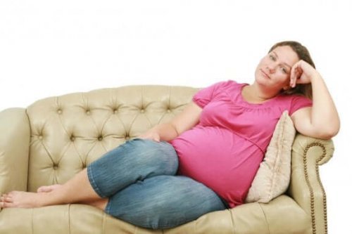 Donna gravida sul divano