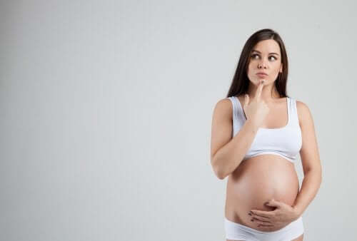 Donna incinta con baby brain