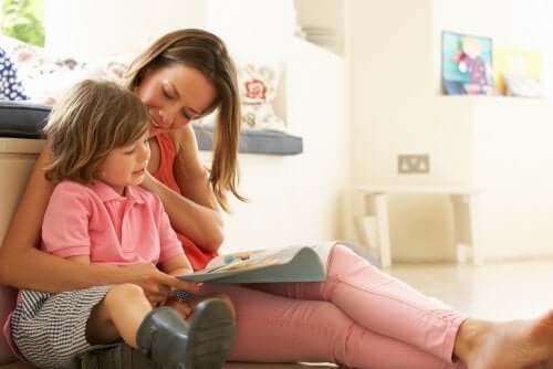 i genitori con bambini che stanno imparando a leggere devono leggere in loro compagnia