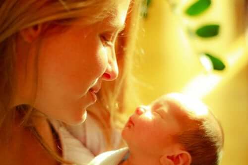 Gli abbracci della madre calmano il dolore dei bebè prematuri