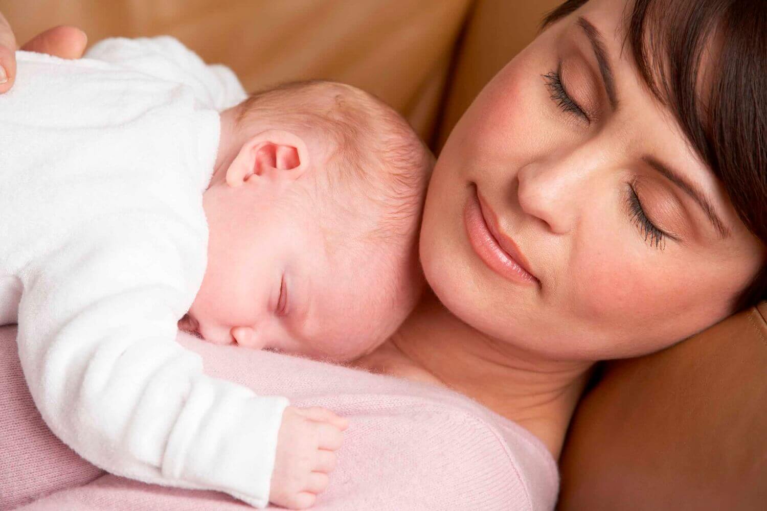 durante il post-parto è importante riposare con il bambino