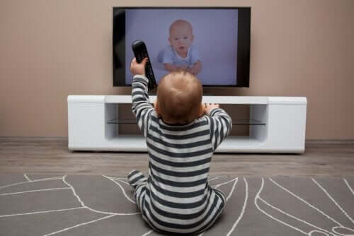 Neonato guarda la televisione