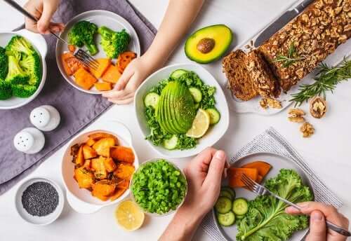Pranzo vegetariano a tavola in famiglia