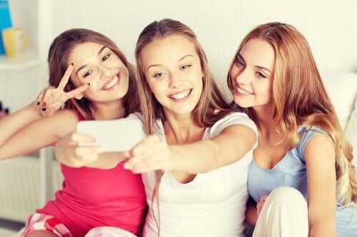 Ragazze adolescenti che fanno un selfie